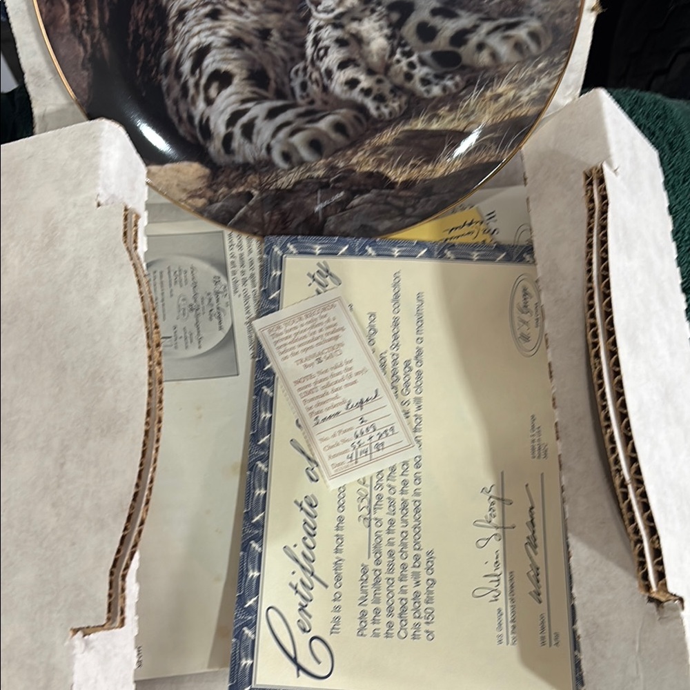 Snow Leopard Collector Plate - Picture 3 of 4